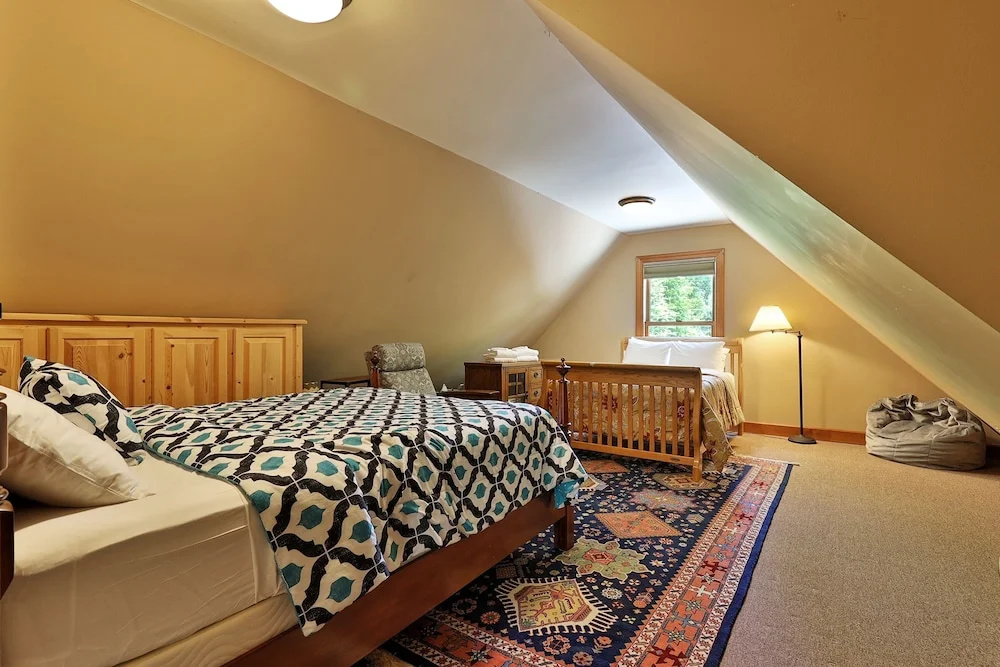 Cortina Mountain Chalet - Outdoor Hot Tub - Close to Pico and Killington Mountains home