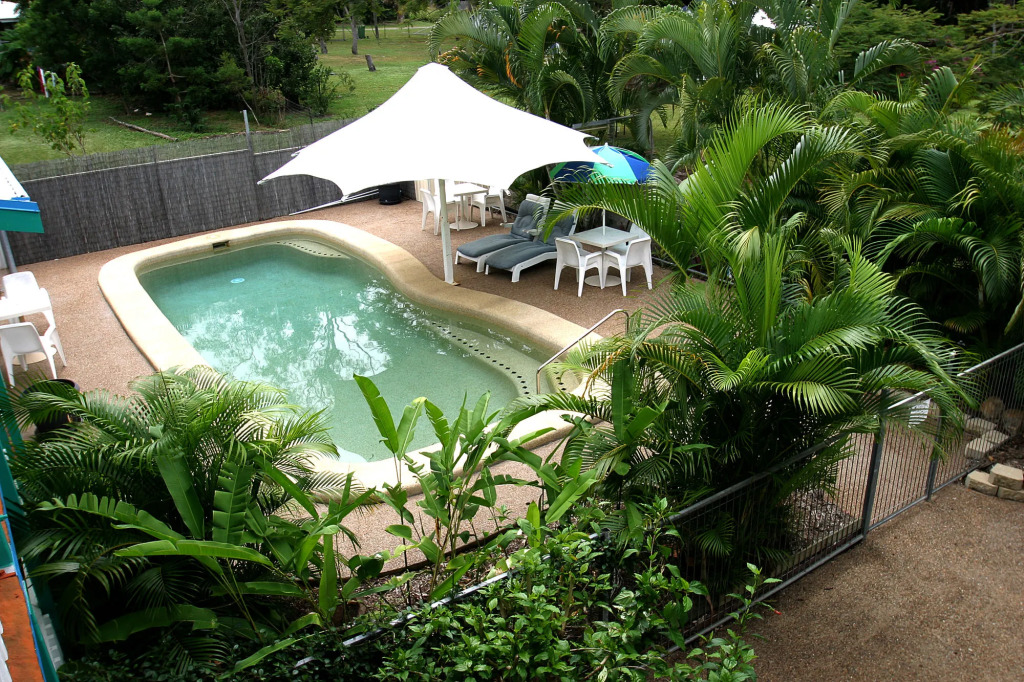 Tropical Palms Resort & 4WD Hire
