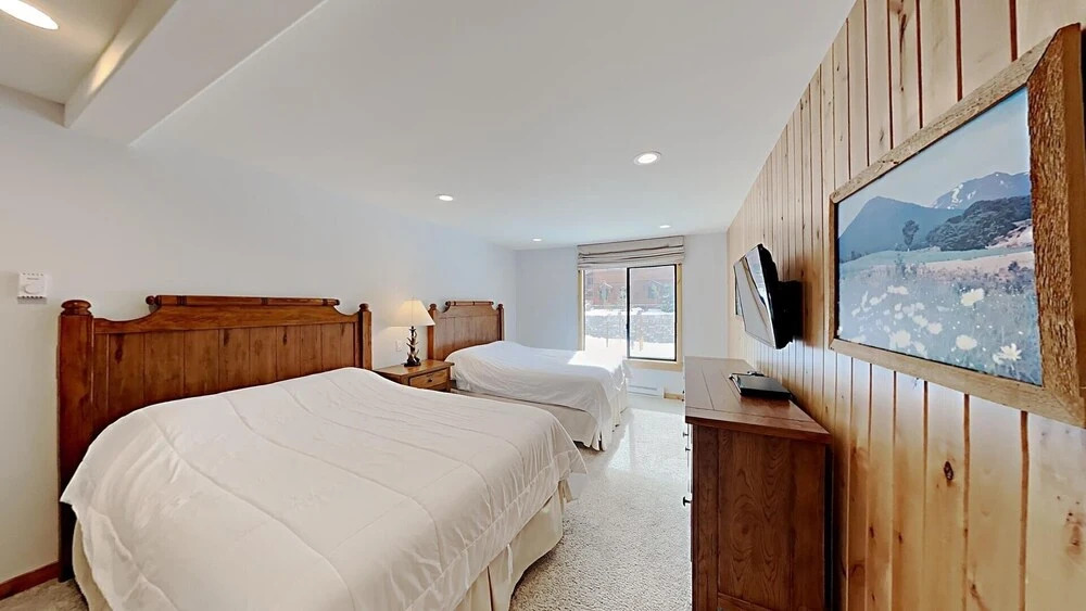 Beautiful One Bedroom Condo! Just Steps to Mammoth Mountain with Fully Equipped Kitchen! by RedAwning