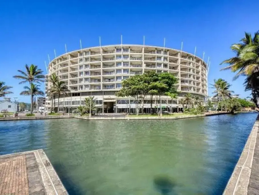 Accommodation Front - The Sails C6-18