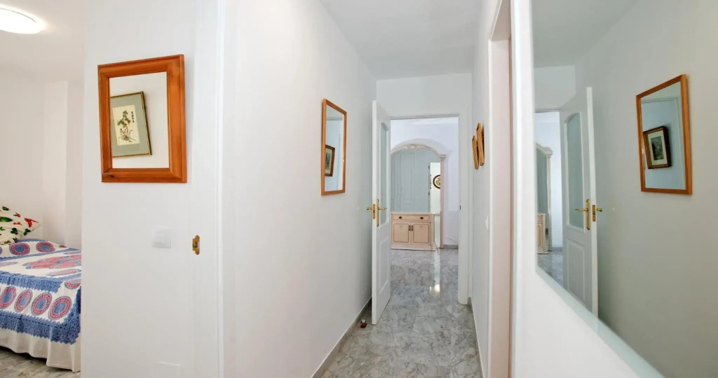 Marbella Sleeps 10 adults Secure underground car park Pool Aircon Fast Wifi
