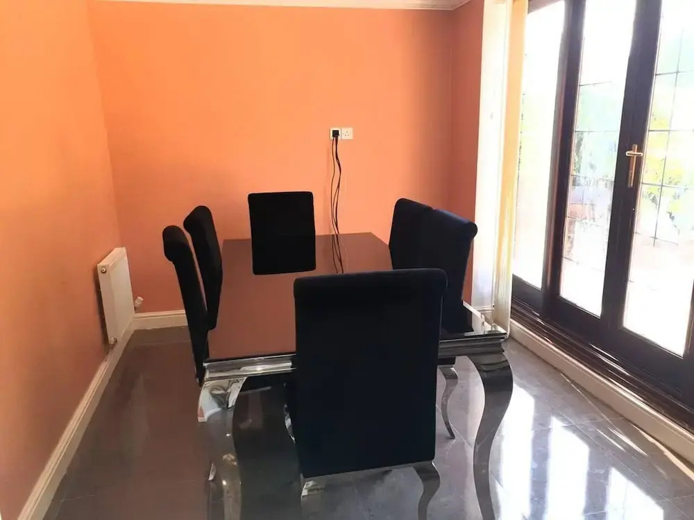 Lovely 4-bed , 3 Bath Villa in Bolton, Manchester