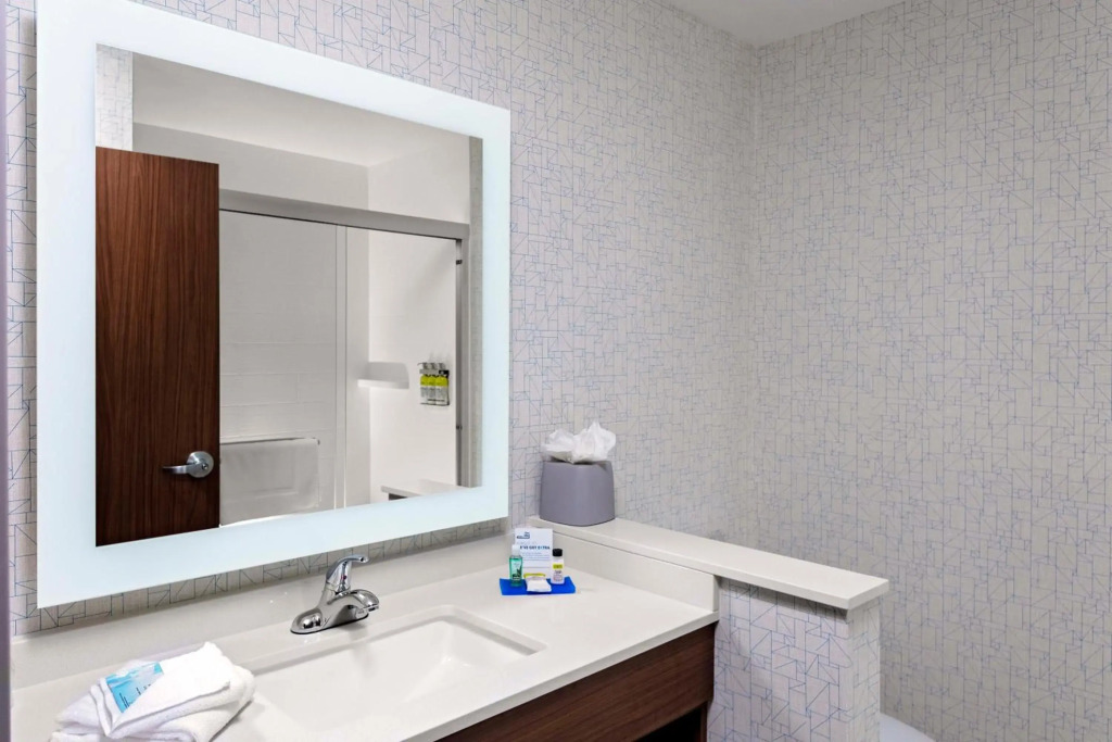 Holiday Inn Express & Suites - Madison by IHG