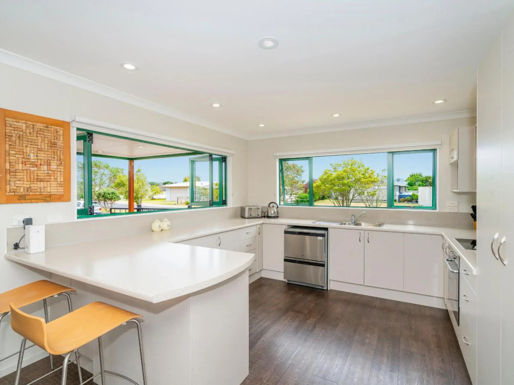 The Sunny Bach - Cooks Beach Holiday Home