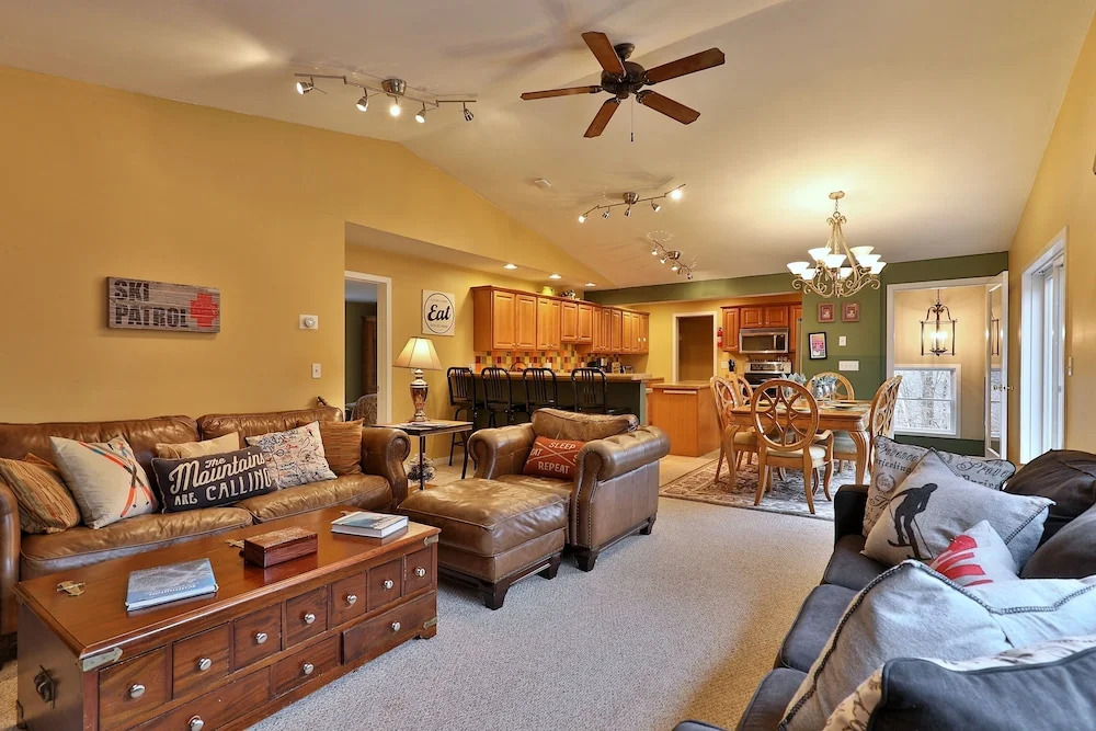 The Tanglewood Lodge- Amazing Ski Home for Groups, Hot Tub, Close to Killington Resort! home