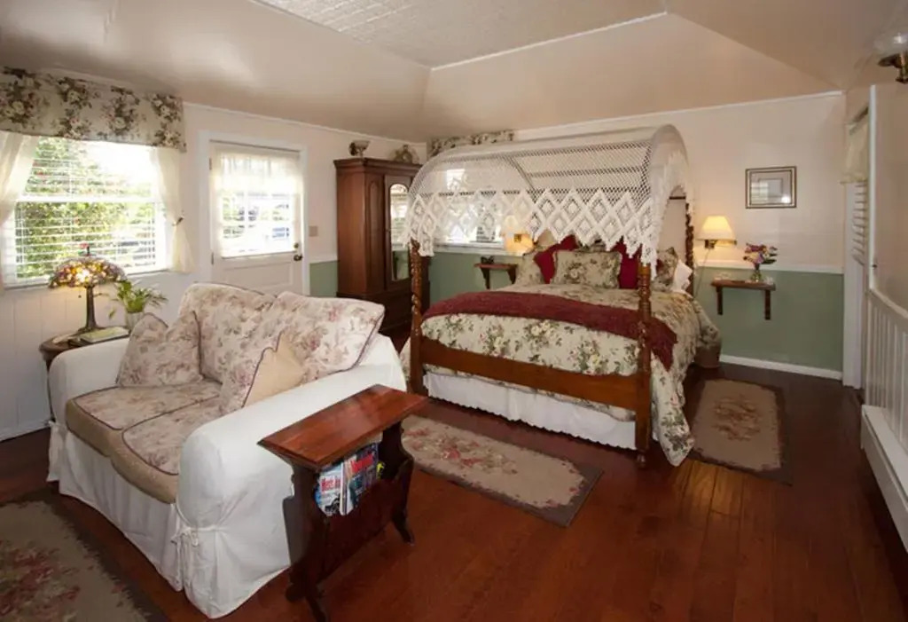 Headlands Inn Bed and Breakfast