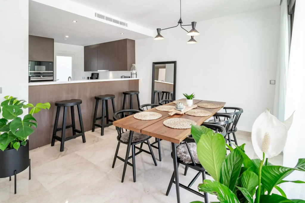 GG- Modern townhouse, families & couples only
