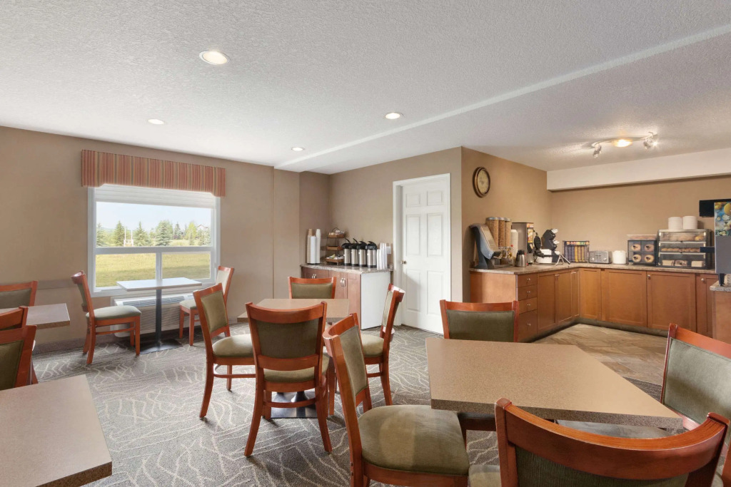 Days Inn & Suites by Wyndham Cochrane