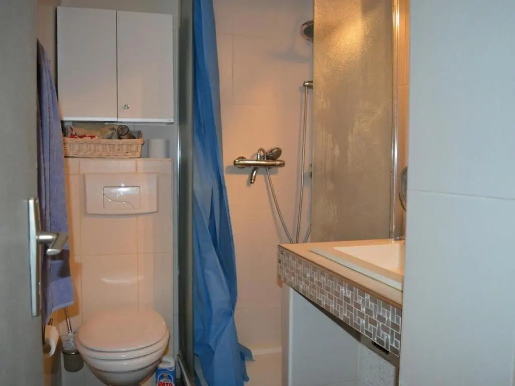Maison climatisée 2 pièces/mez, 5 couchages, proche port et plage, parking, véranda, terrasse, animaux OK - FR-1-225D-110