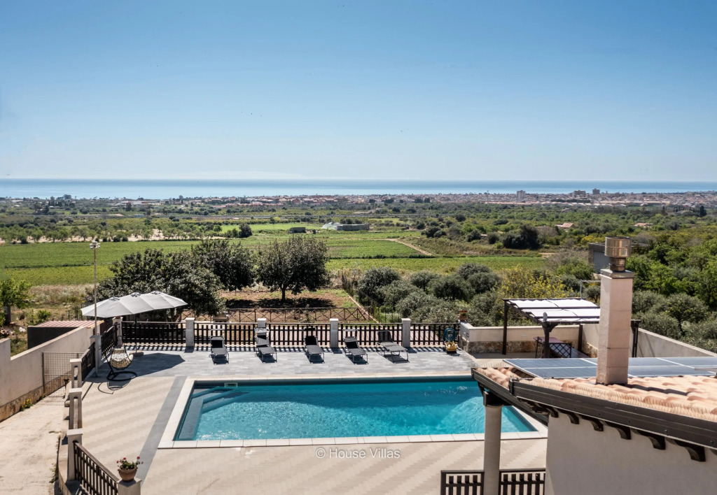 Villa Zora in Avola With 4 Bedrooms and 3 Bathrooms