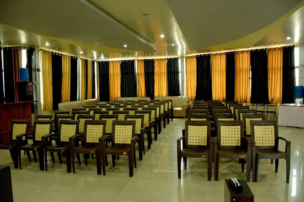 OYO 8244 Hotel Alpine Inn