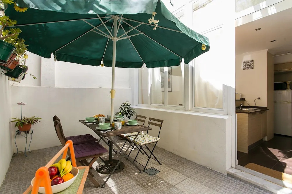 ALTIDO Charming Patio