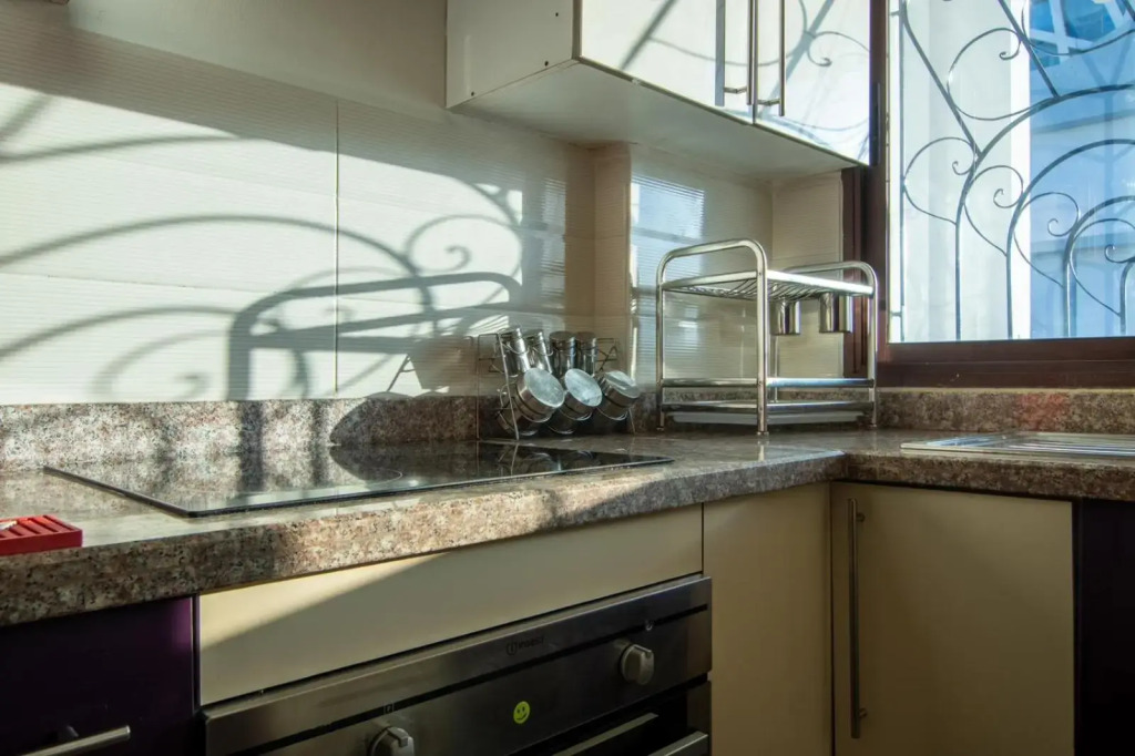 A Modern CBD APT with Pool & Gym - 2 min walk to Beach
