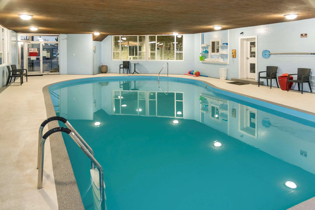 Econo Lodge Inn & Suites
