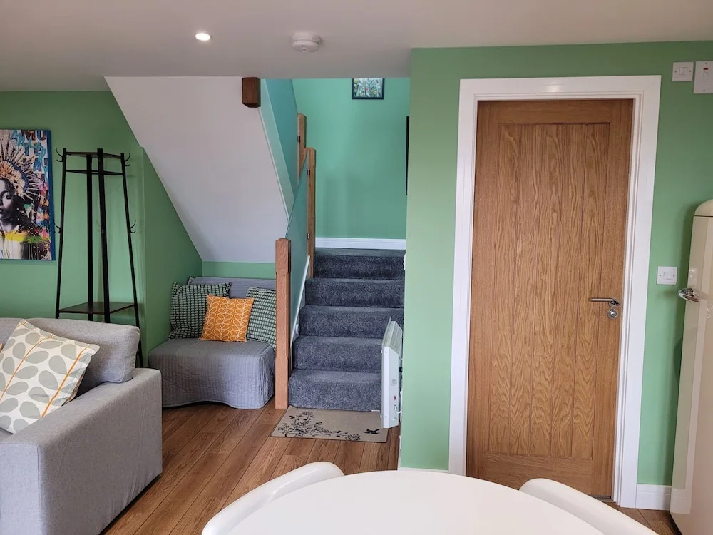 Forest Cedar Lodge, Cinderford, Sleeps 4