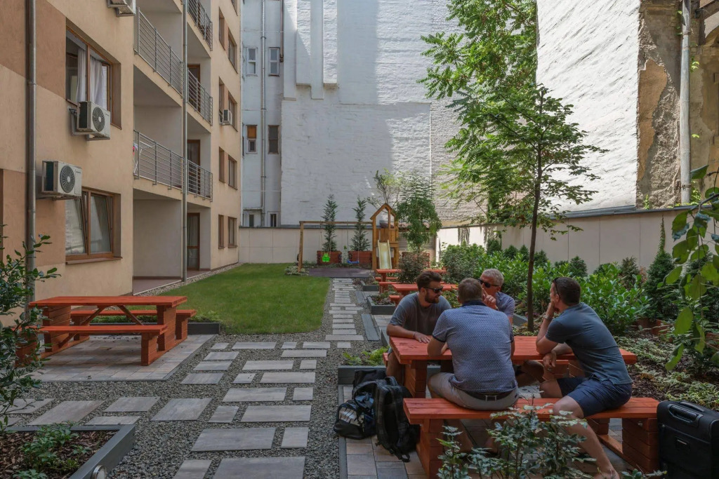 Corvin Plaza Apartments & Suites