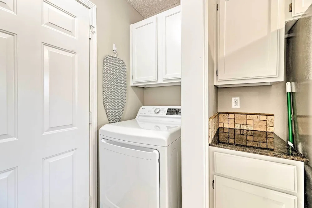 Fayetteville Home w/ Hot Tub ~ 3 Mi to U of A!