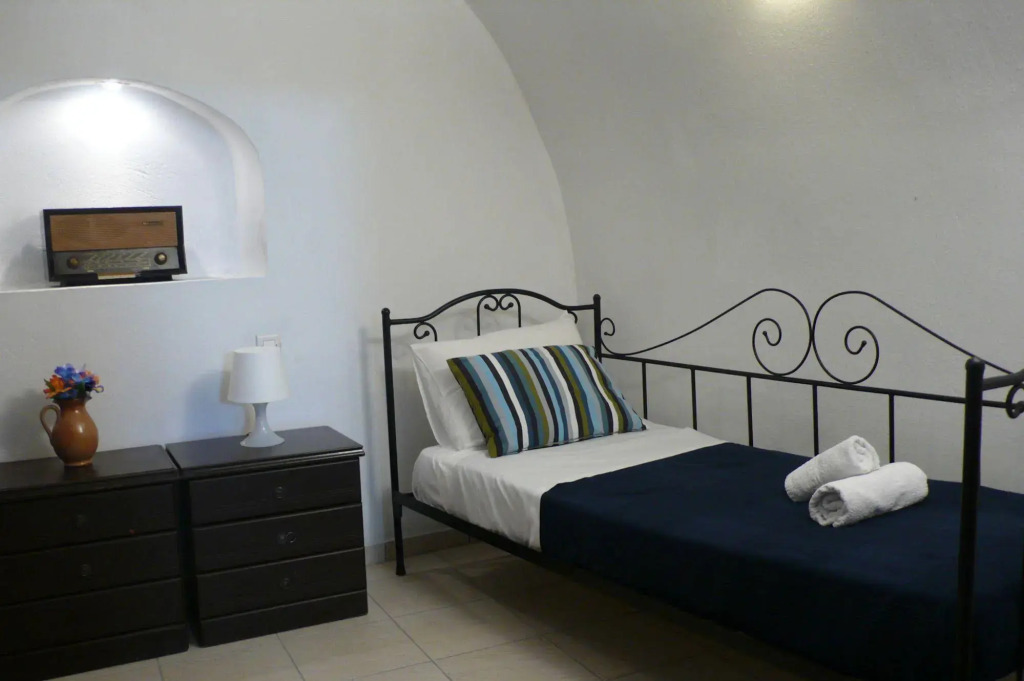 Iridanos Cave House