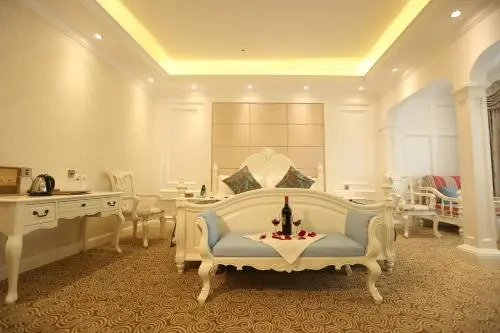 Chengdu Cloud Retreat Hotel(Dufu Thatched Cottage & Qingyang Palace Subway Station)
