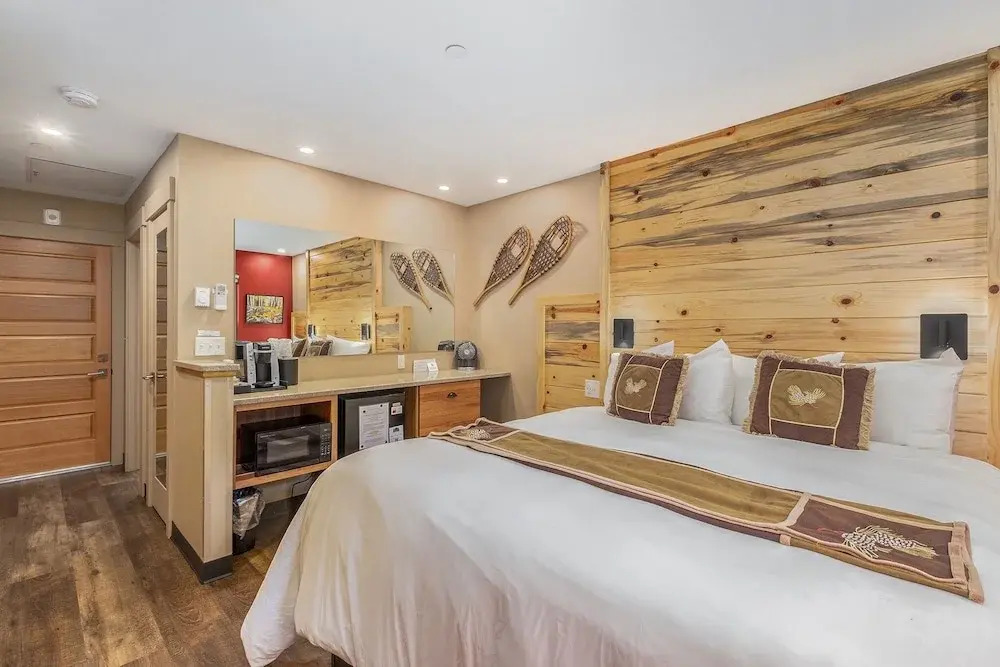 Solitude Fern Lake 202 - Estes Park 1 Bedroom Studio by RedAwning