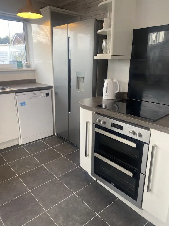 3 Bedroom House, Hot Tub,torbay, Sleeps 6, Parking