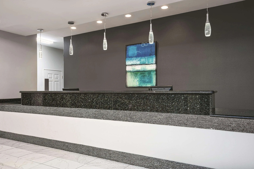 La Quinta Inn & Suites by Wyndham Mercedes Outlet Mall