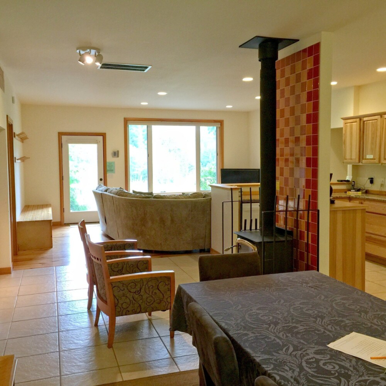 Mt Baker Rim Cabin 70 A pet Friendly Vacation Home With a hot tub and Wifi
