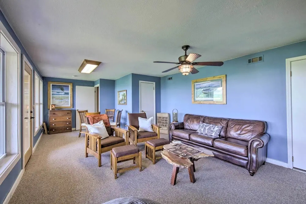 Treetop Hideout w/ Long-range Mountain Views!