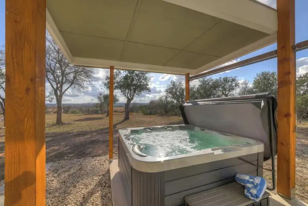 Evergreen Escape W/hot-tub 5 Min to Downtown!
