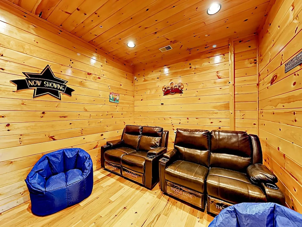 New Listing! 2 Luxe Mountain S, Sleeps 24! 7 Bedroom Cabin
