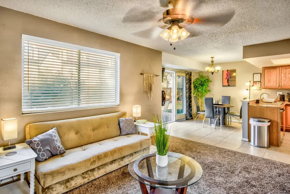 4 BR Country Home In Suburbs W/trails & Parks