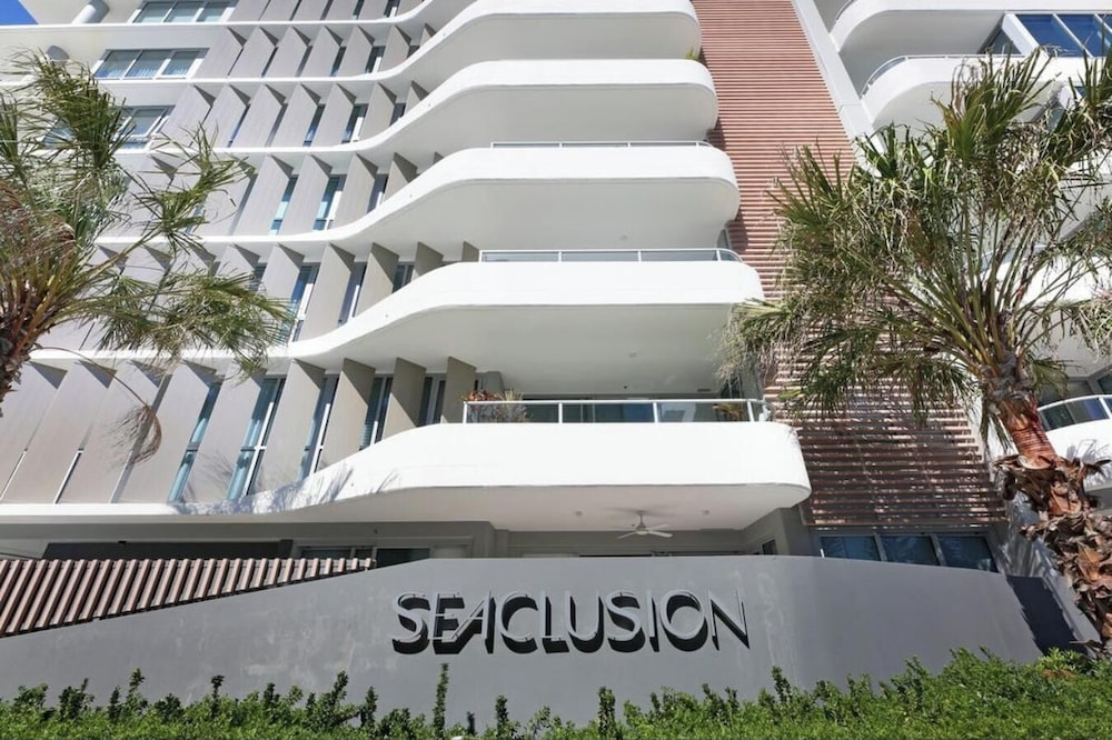 Luxury 2BR Palm Beach Apartment