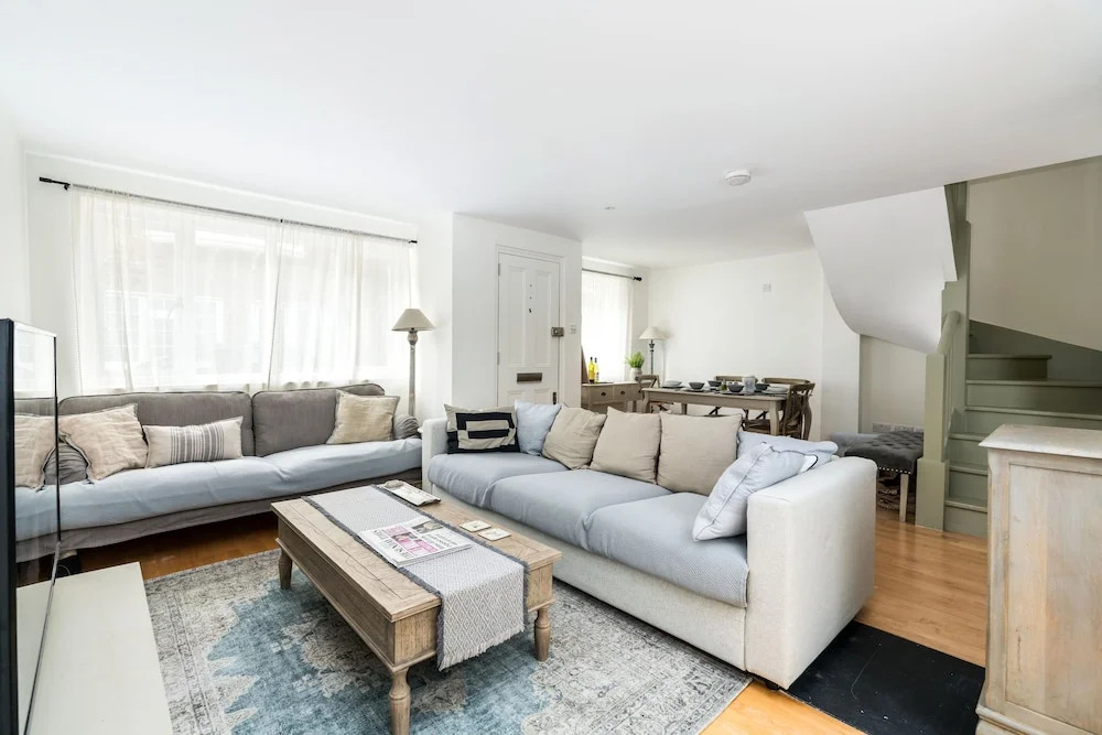 3BD Mews House with Courtyard in Kew