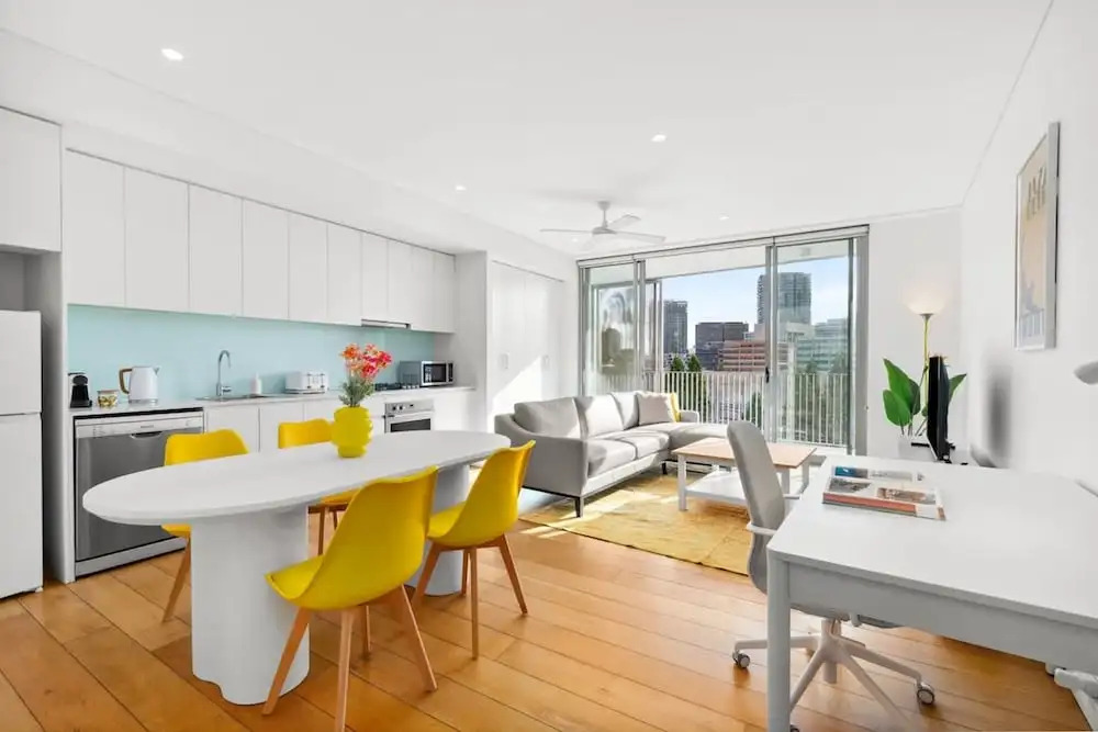 Central Luminous 2 Beds With Balcony Aircon