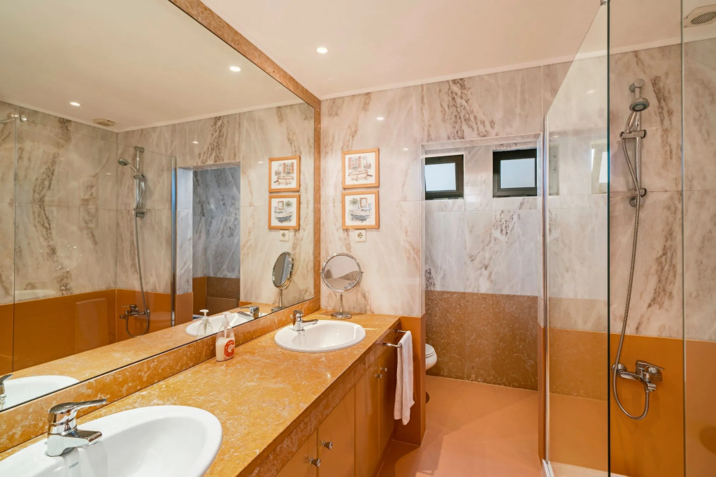 Fabulous villa, heated pool, games room, overlooking Funchal | Villa Luz