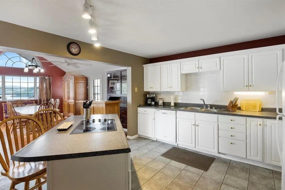 Lakeview Manor With Historic Charm and Serene Waters