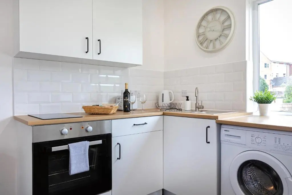 Modern 1-Bedroom Apartment, beach 5-min walk, free parking