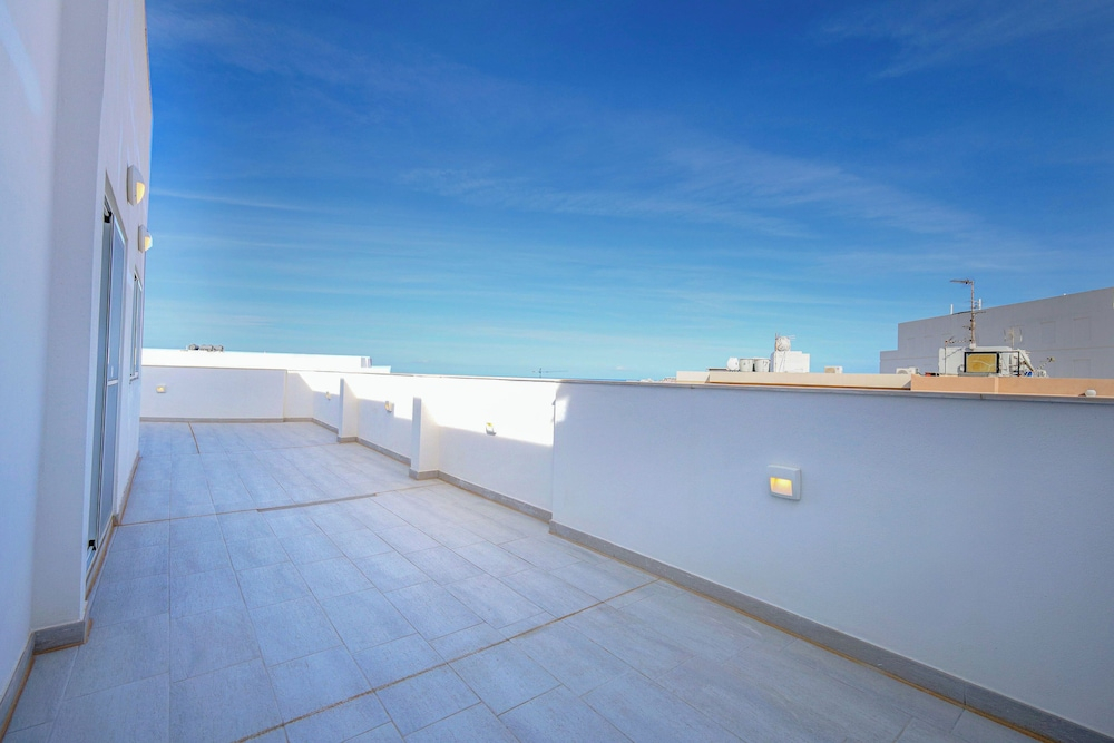 Cosy 1 BD Penthouse in Bugibba - Corner Terrace with Sea Views