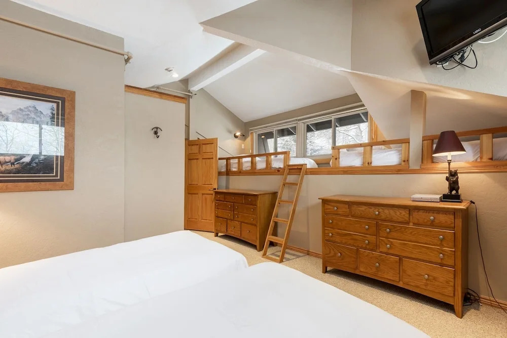 Snow Flower 158 3 Bedroom Condo by RedAwning