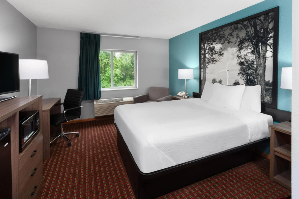Super 8 by Wyndham McHenry Fox Lake Area
