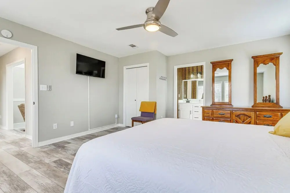 Pensacola Home w/ Screened Porch: 10 Mi to Beach!