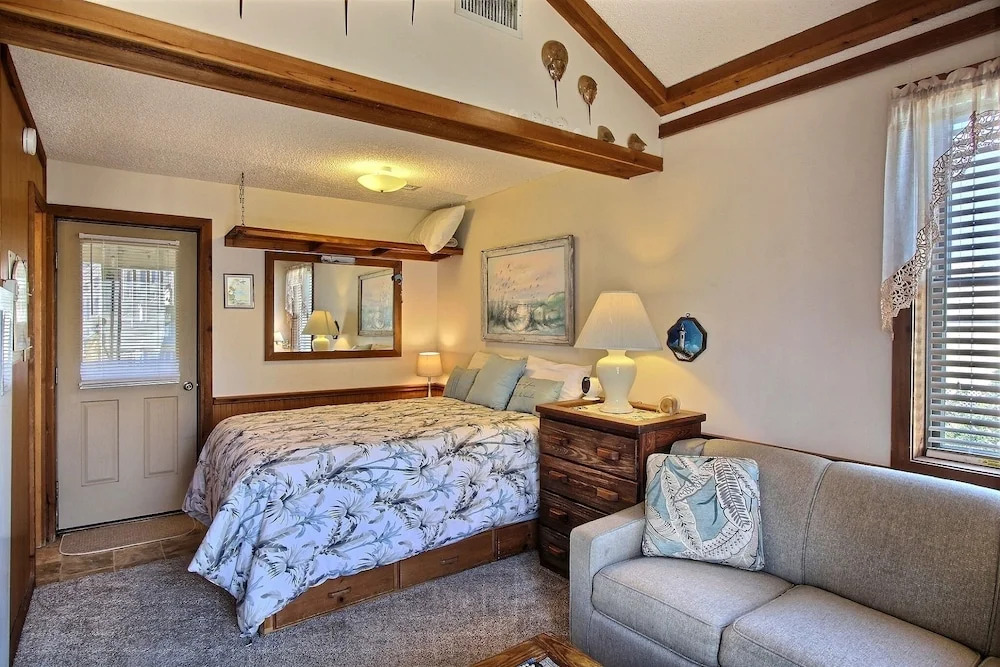 21 Sandcastle Studio Bedroom Condo by RedAwning