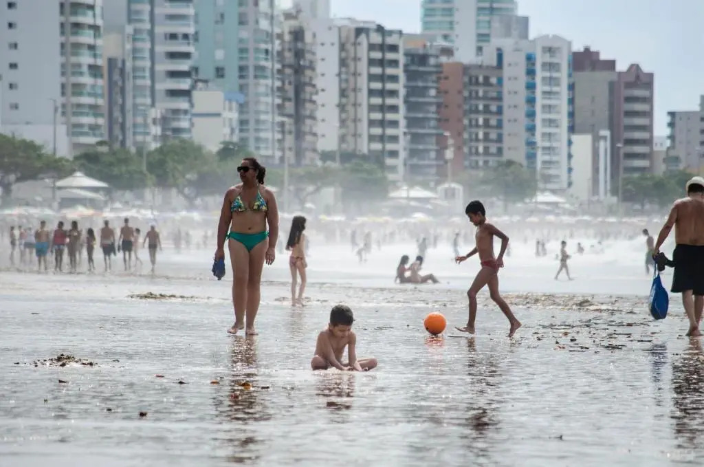 MELHOR ESCOLHA - 90 metros da Beira Mar - 2 Quartos com AR CONDICIONADOS SPLIT, Air Fryer, Wi-Fi, Disney Plus, Star Plus, HBO Max, Cadeiras de Praia, Caixa Térmica - 7 pessoas - Perto de tudo