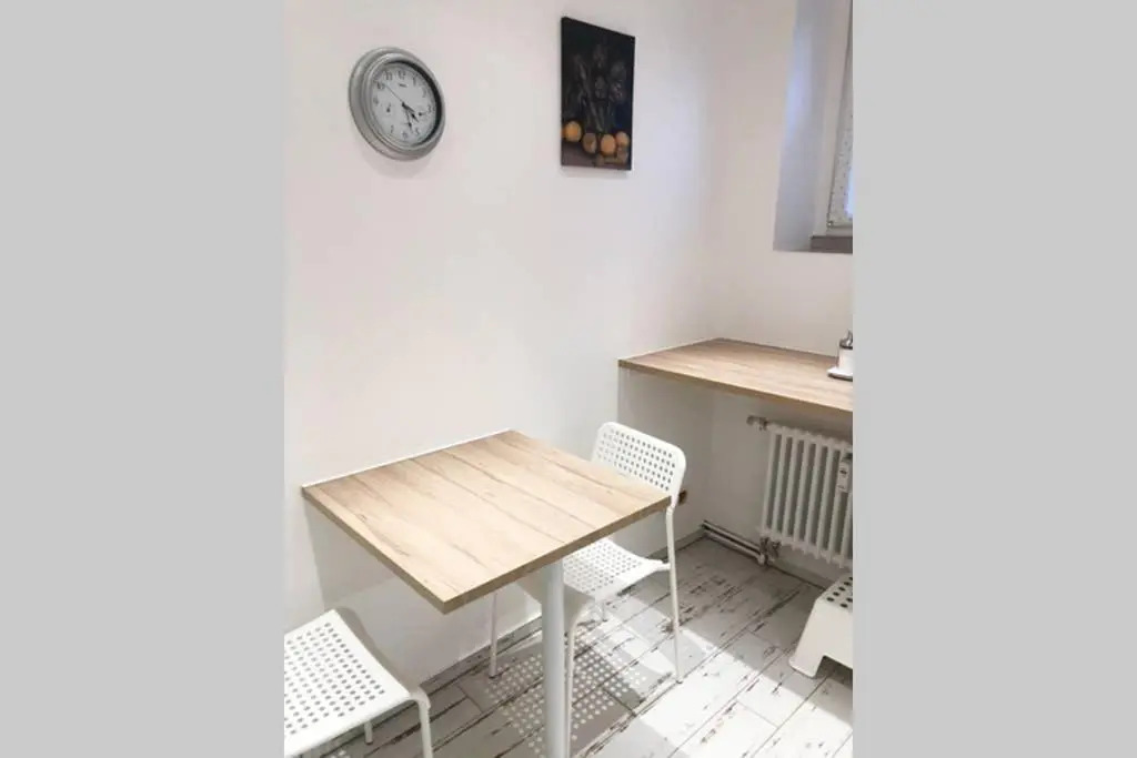 Gemütliche sanierte 1 Zimmer Wohnung mit privatem Parkplatz im Zentrum