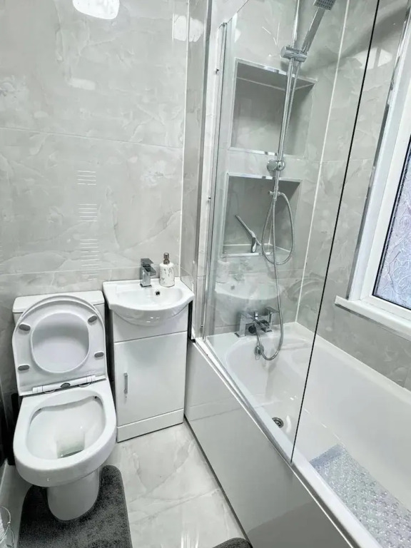 Charming Luton Home for Families & Business Stays