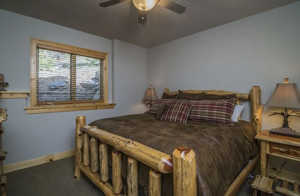 Garlands' Alpine Lodge Luxury Vacation At Windcliff 3 Bedroom Home by RedAwning