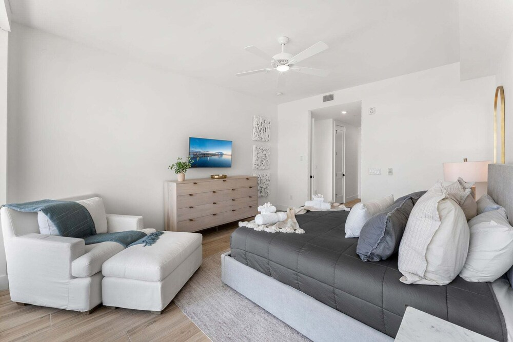 Harbor Island Beach Club - Luxury Waterfront Apartments with Views Pool Dock Private Beach Access