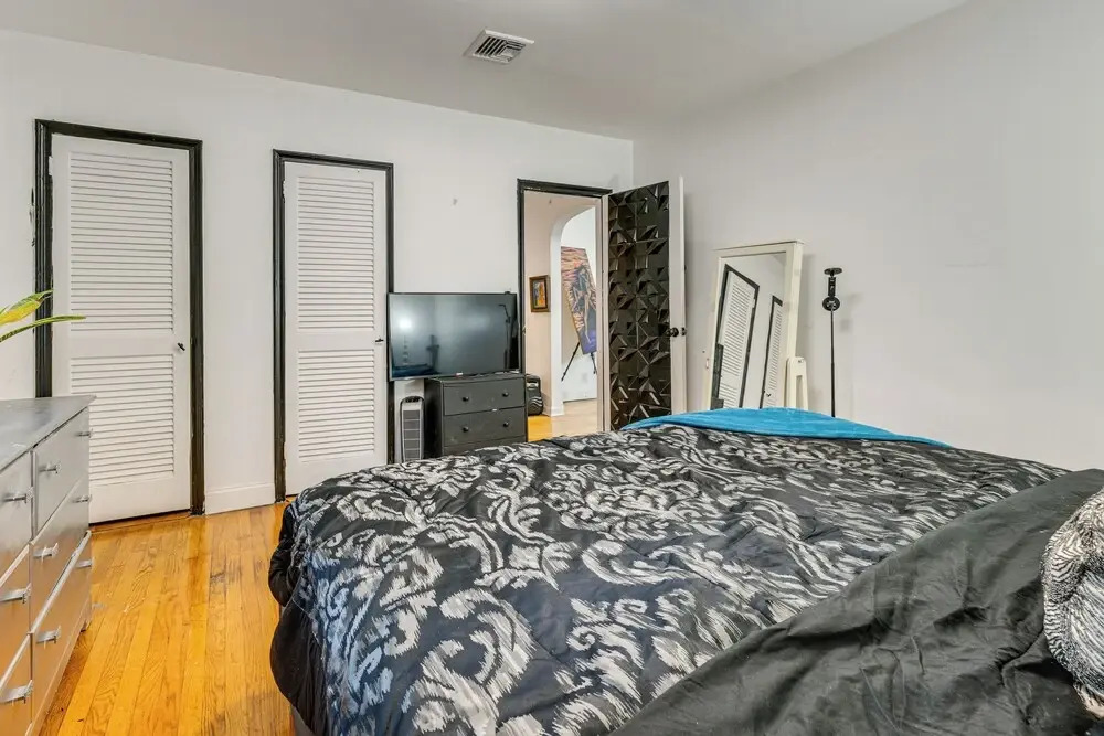 8 Mi to Jones Beach State Park! Cozy Home w/ Porch