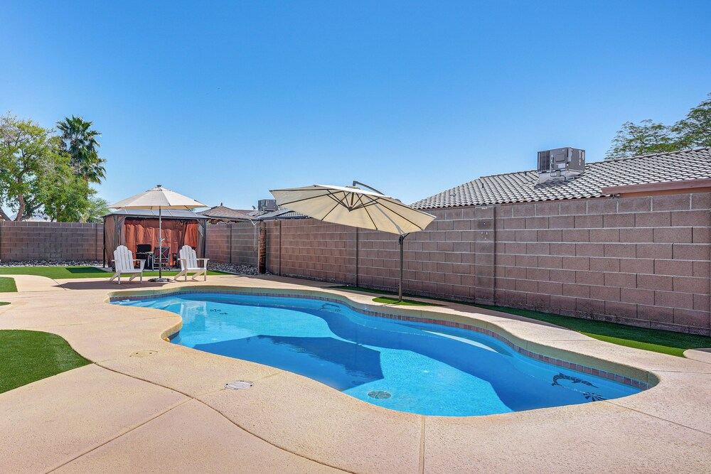 Near Golf Courses: Poolside Paradise in Yuma!