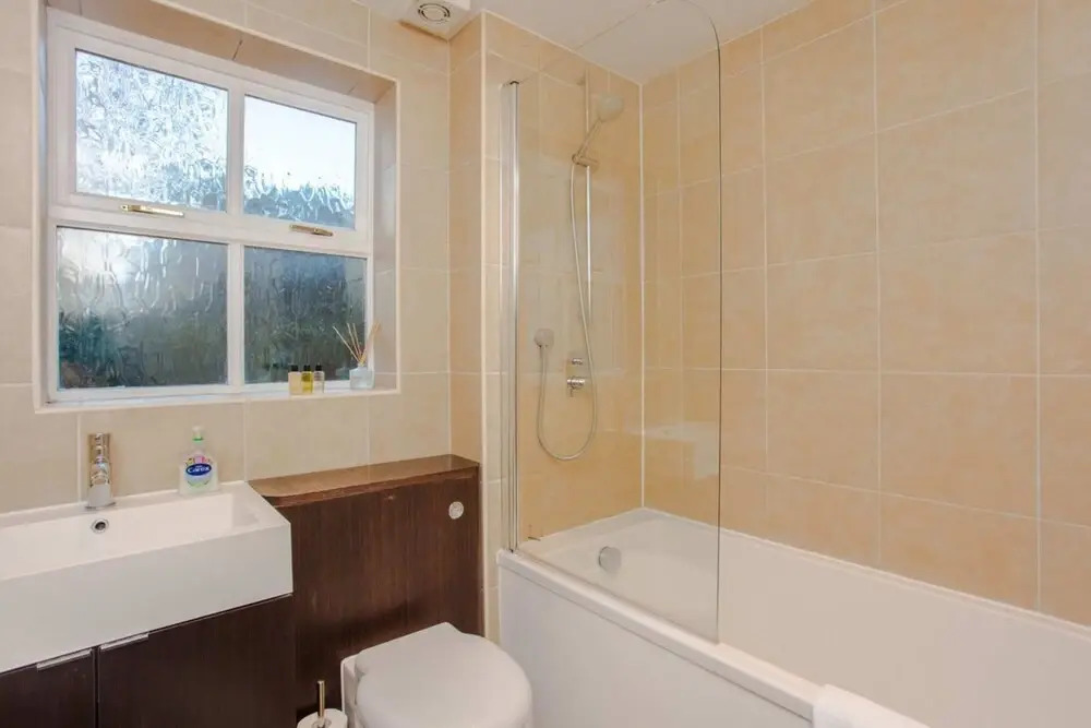Contemporary 1 Bedroom Flat in Camberwell Oval